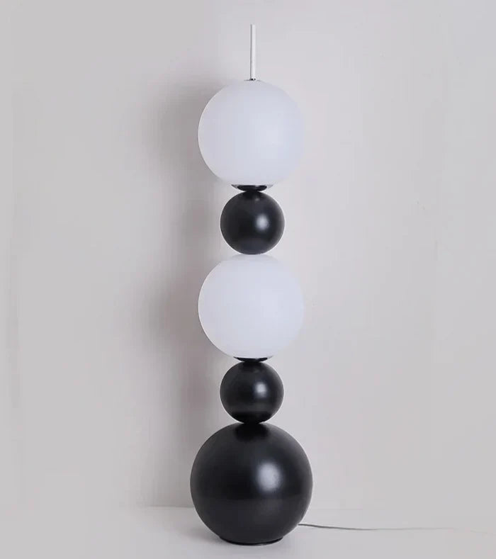 Moderne gulvlampe med kugledesign
