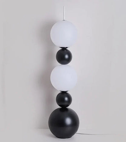 Moderne gulvlampe med kugledesign
