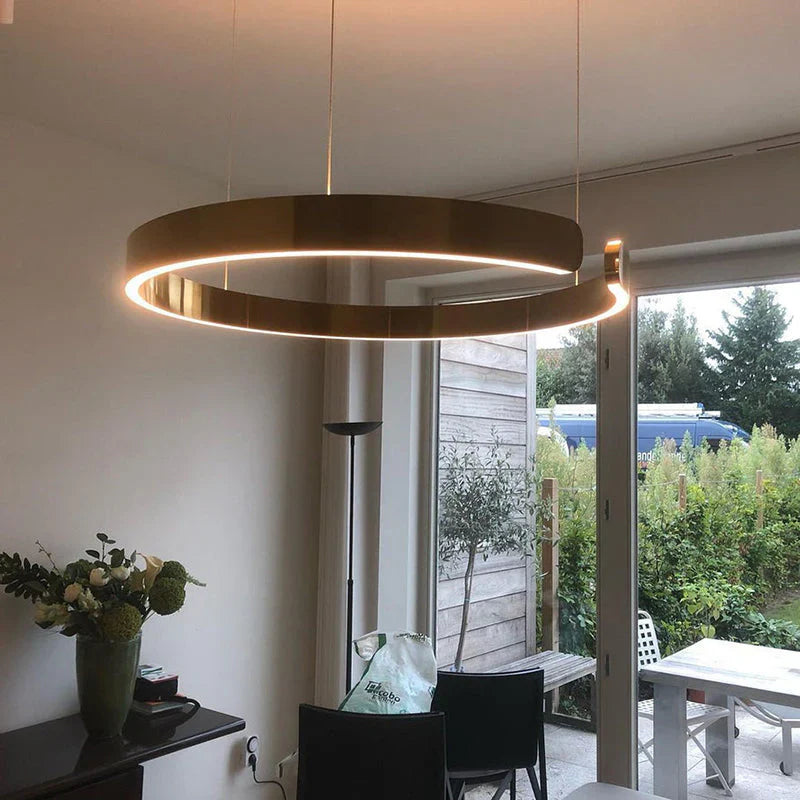 Moderne LED-lysekrone med ringform – elegant rund loftlampe
