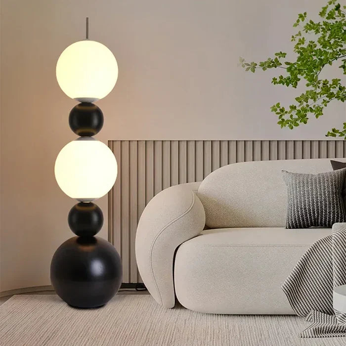 Moderne gulvlampe med kugledesign