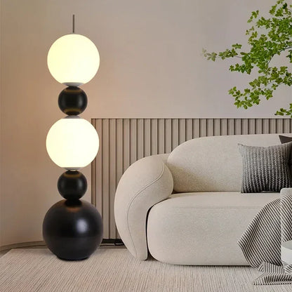 Moderne gulvlampe med kugledesign