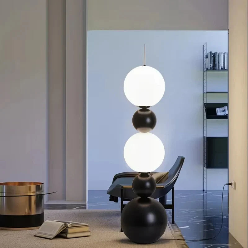 Moderne gulvlampe med kugledesign