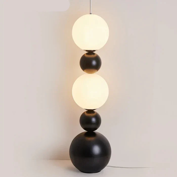 Moderne gulvlampe med kugledesign