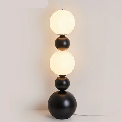 Moderne gulvlampe med kugledesign