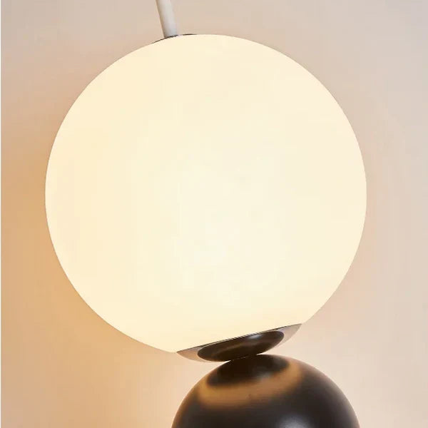 Moderne gulvlampe med kugledesign