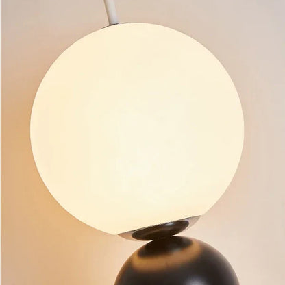 Moderne gulvlampe med kugledesign