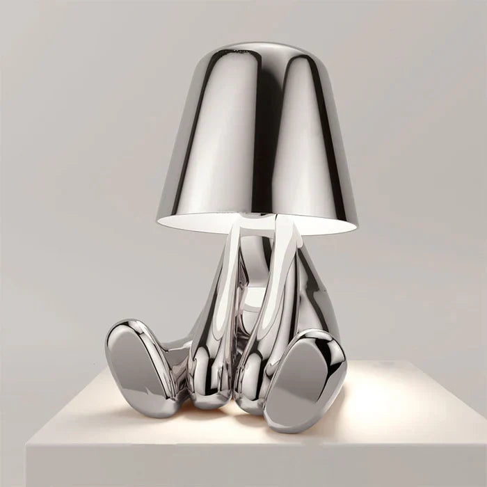Designer LED bordlampe formet som en siddende figur med blank finish