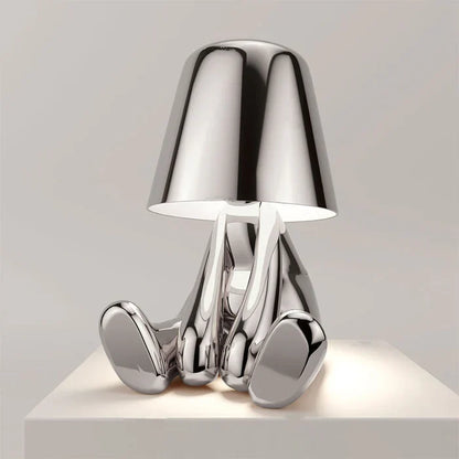 Designer LED bordlampe formet som en siddende figur med blank finish