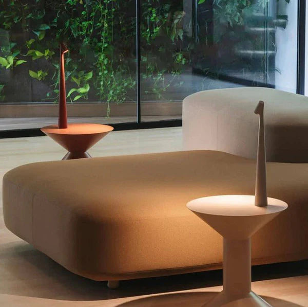 Elegant LED bordlampe med slank moderne design og touch-kontakt