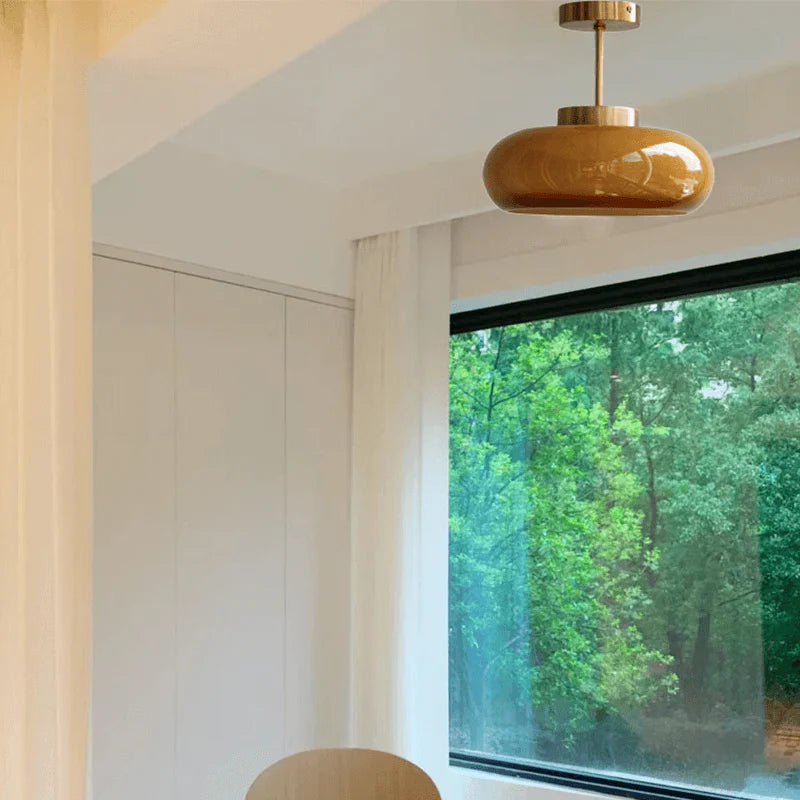Elegant loftlampe med orange glasskærm i vintage stil