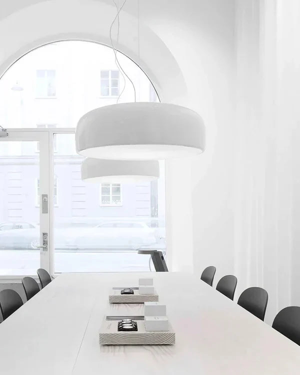 Moderne LED-pendellampe i diskform
