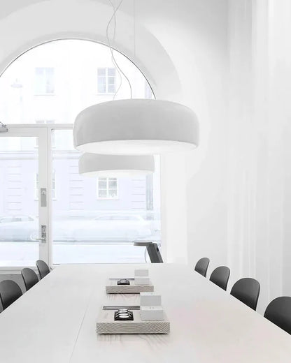 Moderne LED-pendellampe i diskform