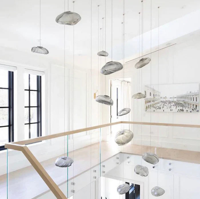Kunstnerisk lysekrone med glasskærme – Skygespil