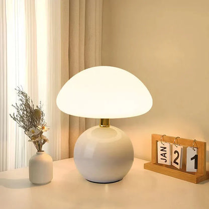 Moderne bordlampe med kugleformet fod og skærm i svampeform