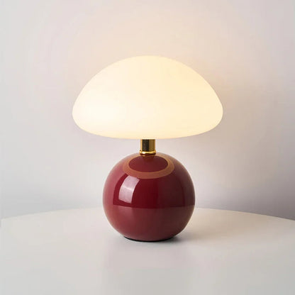 Moderne bordlampe med kugleformet fod og skærm i svampeform