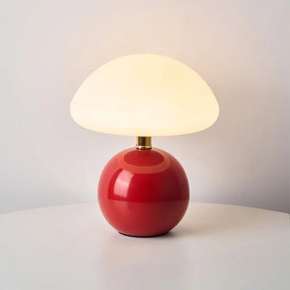Moderne bordlampe med kugleformet fod og skærm i svampeform