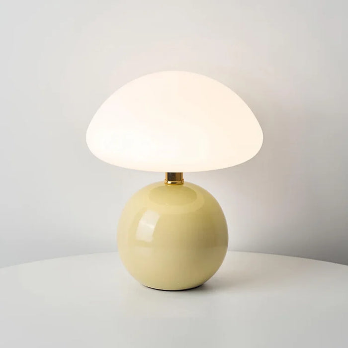 Moderne bordlampe med kugleformet fod og skærm i svampeform
