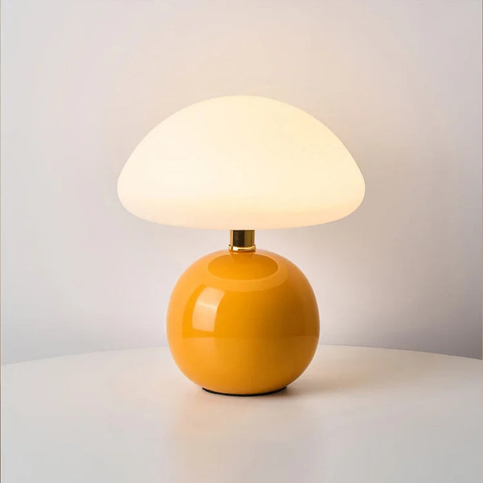 Moderne bordlampe med kugleformet fod og skærm i svampeform