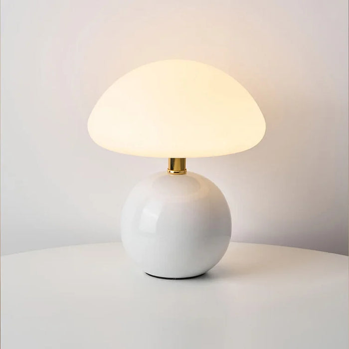 Moderne bordlampe med kugleformet fod og skærm i svampeform