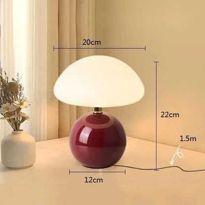 Moderne bordlampe med kugleformet fod og skærm i svampeform