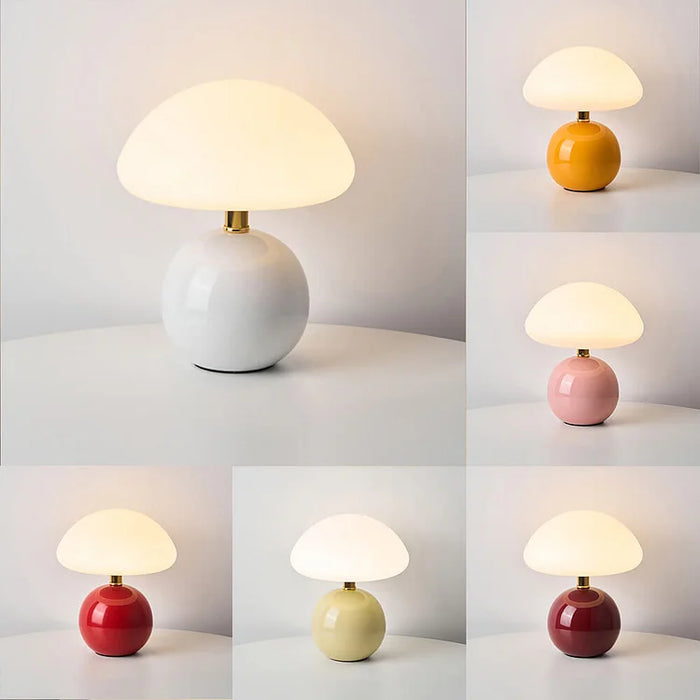 Moderne bordlampe med kugleformet fod og skærm i svampeform