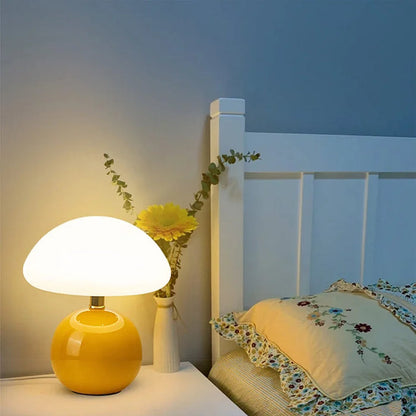 Moderne bordlampe med kugleformet fod og skærm i svampeform