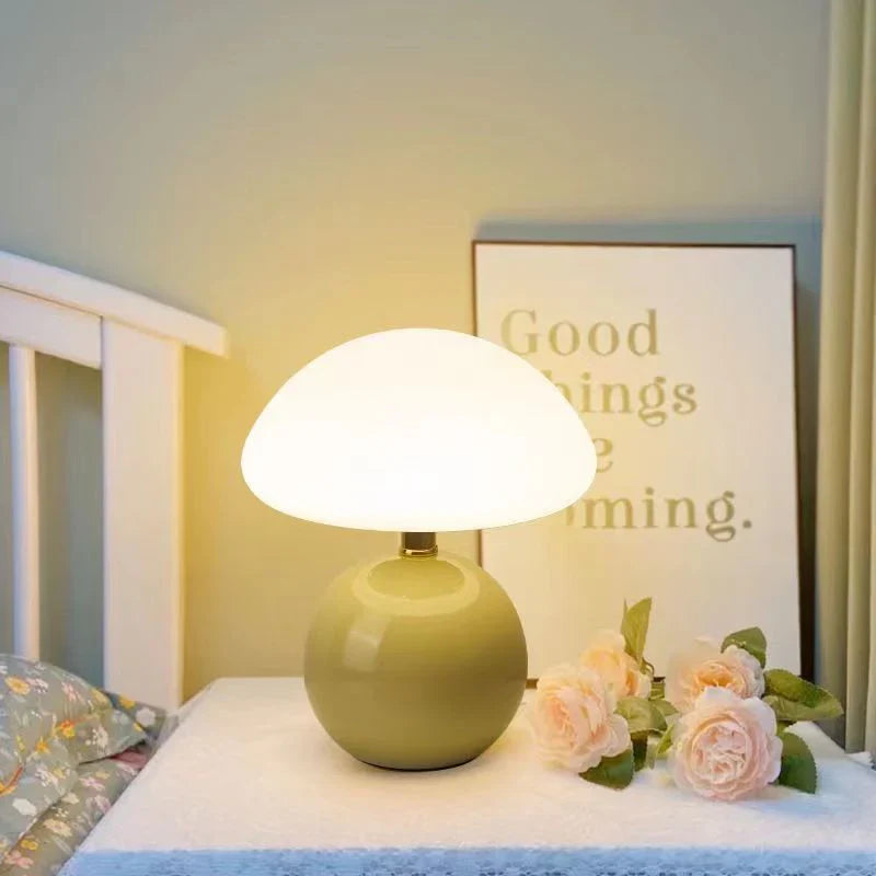Moderne bordlampe med kugleformet fod og skærm i svampeform