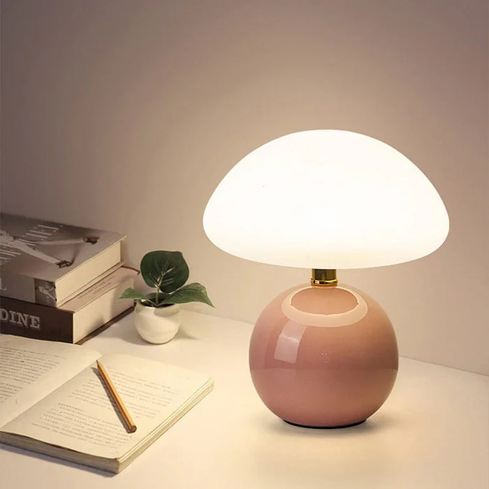 Moderne bordlampe med kugleformet fod og skærm i svampeform