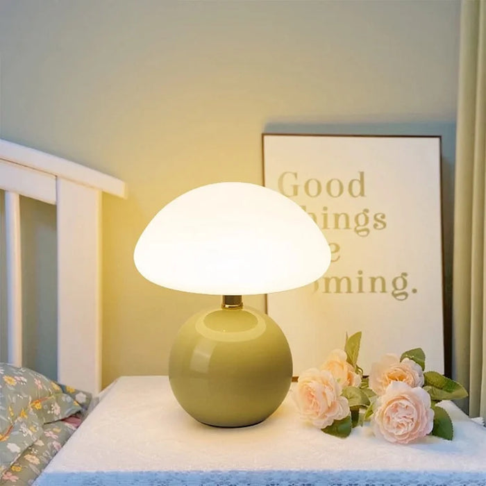 Moderne bordlampe med kugleformet fod og skærm i svampeform