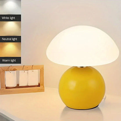Moderne bordlampe med kugleformet fod og skærm i svampeform
