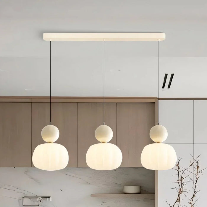 Moderne pendellampe med dekorativ kugle