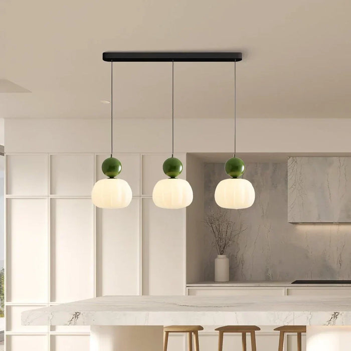Moderne pendellampe med dekorativ kugle