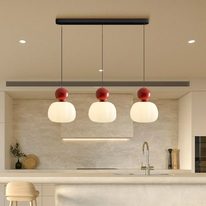 Moderne pendellampe med dekorativ kugle