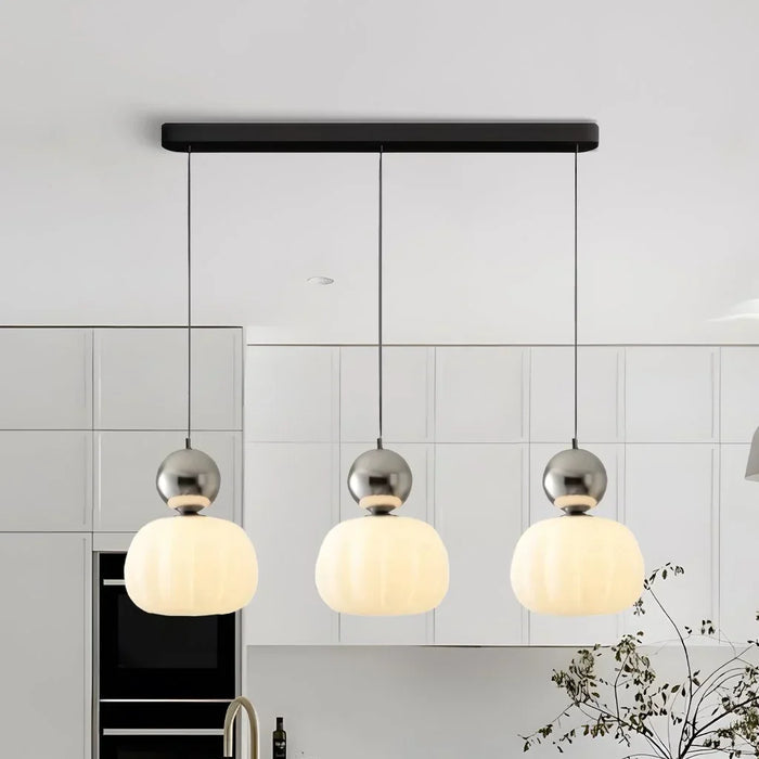 Moderne pendellampe med dekorativ kugle