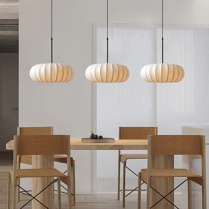 Loftlampe med silkeskærm i japansk wabi-sabi stil – oval skærm med let ribbet overflade