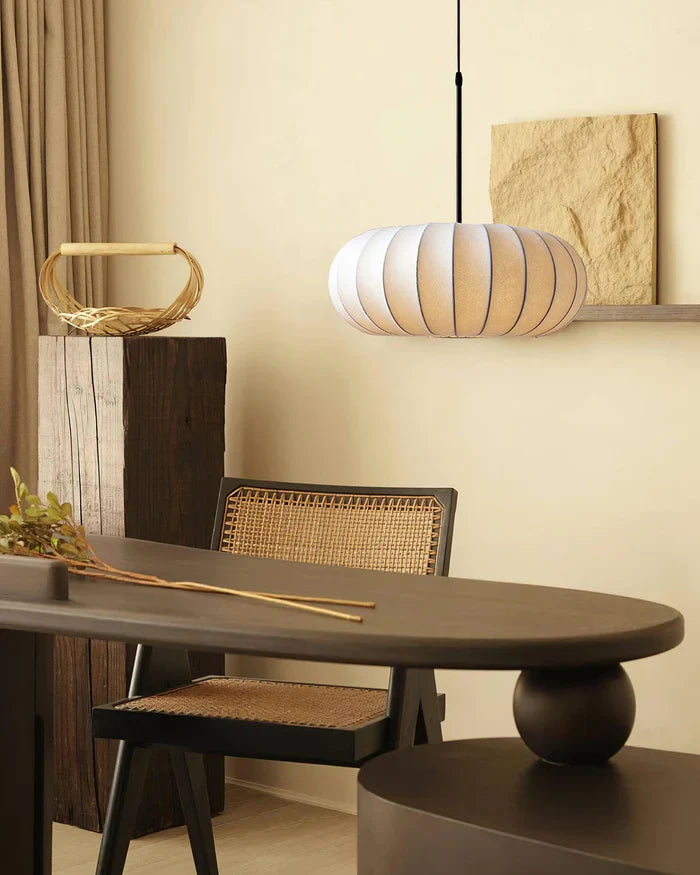 Loftlampe med silkeskærm i japansk wabi-sabi stil – oval skærm med let ribbet overflade