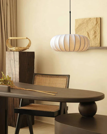 Loftlampe med silkeskærm i japansk wabi-sabi stil – oval skærm med let ribbet overflade