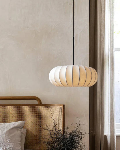 Loftlampe med silkeskærm i japansk wabi-sabi stil – oval skærm med let ribbet overflade