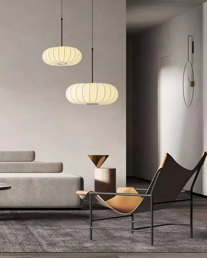 Loftlampe med silkeskærm i japansk wabi-sabi stil – oval skærm med let ribbet overflade