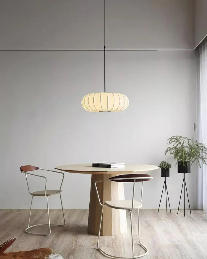 Loftlampe med silkeskærm i japansk wabi-sabi stil – oval skærm med let ribbet overflade