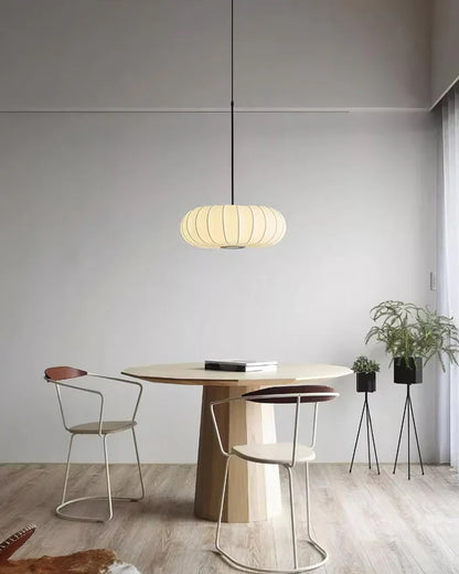 Loftlampe med silkeskærm i japansk wabi-sabi stil – oval skærm med let ribbet overflade