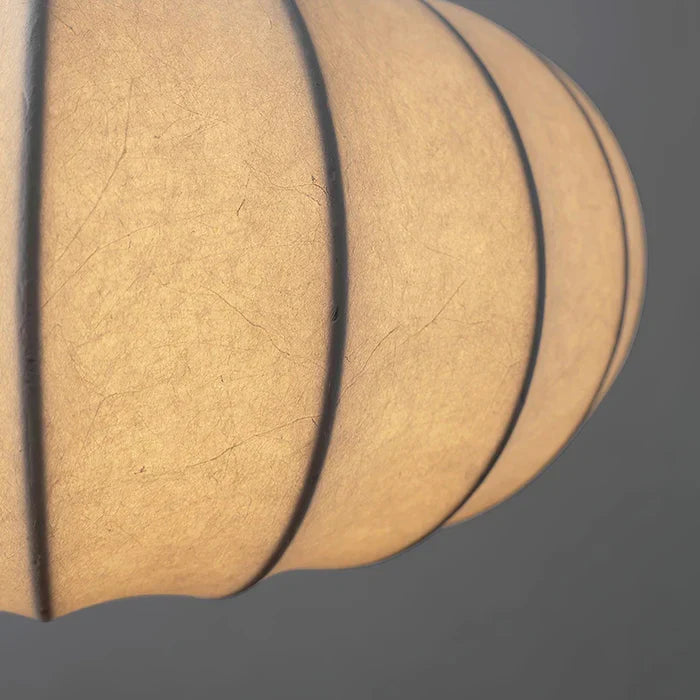 Loftlampe med silkeskærm i japansk wabi-sabi stil – oval skærm med let ribbet overflade