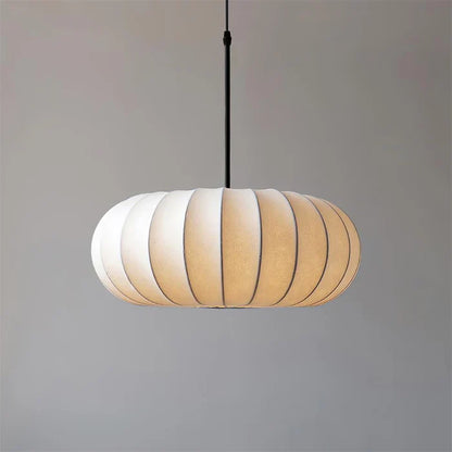 Loftlampe med silkeskærm i japansk wabi-sabi stil – oval skærm med let ribbet overflade