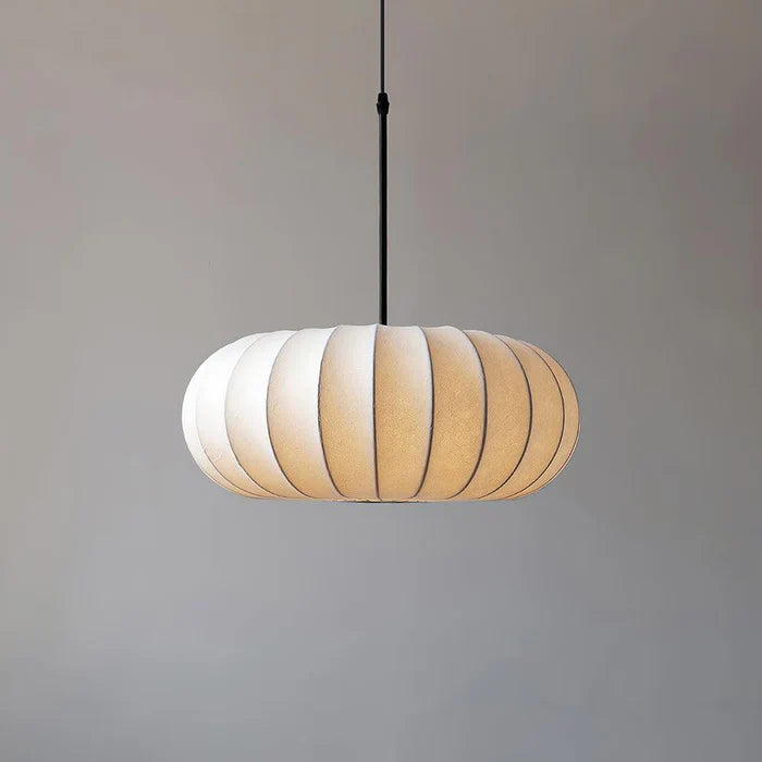 Loftlampe med silkeskærm i japansk wabi-sabi stil – oval skærm med let ribbet overflade
