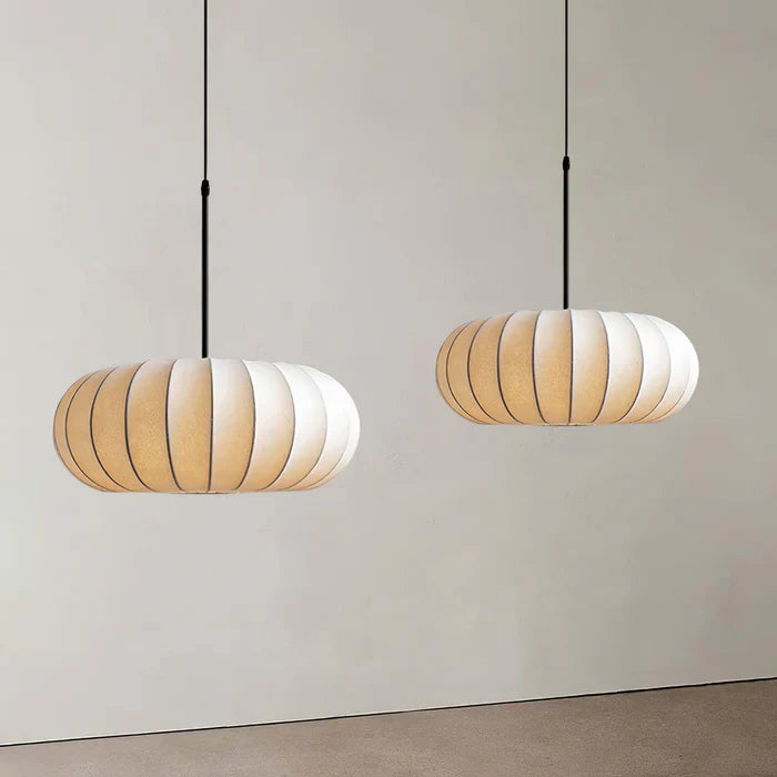 Loftlampe med silkeskærm i japansk wabi-sabi stil – oval skærm med let ribbet overflade