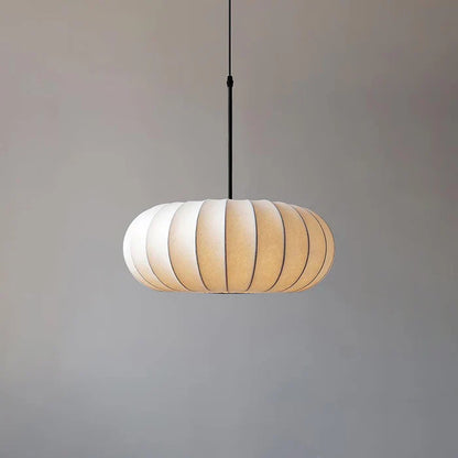 Loftlampe med silkeskærm i japansk wabi-sabi stil – oval skærm med let ribbet overflade