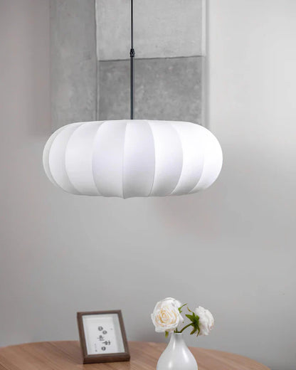 Loftlampe med silkeskærm i japansk wabi-sabi stil – oval skærm med let ribbet overflade