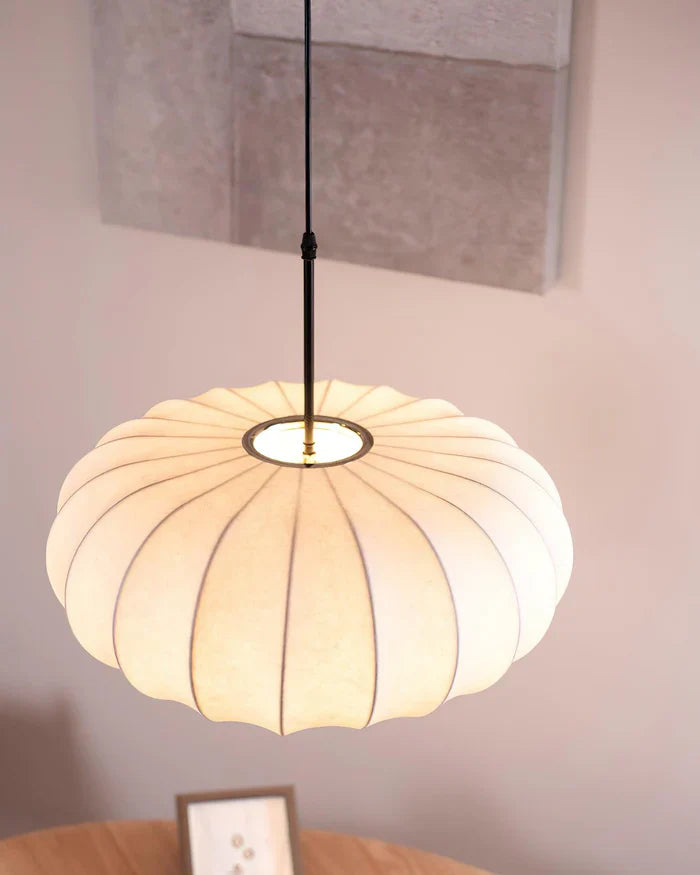 Loftlampe med silkeskærm i japansk wabi-sabi stil – oval skærm med let ribbet overflade