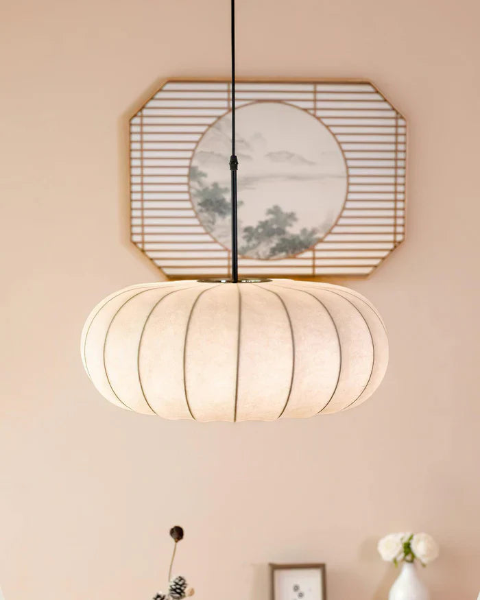 Loftlampe med silkeskærm i japansk wabi-sabi stil – oval skærm med let ribbet overflade