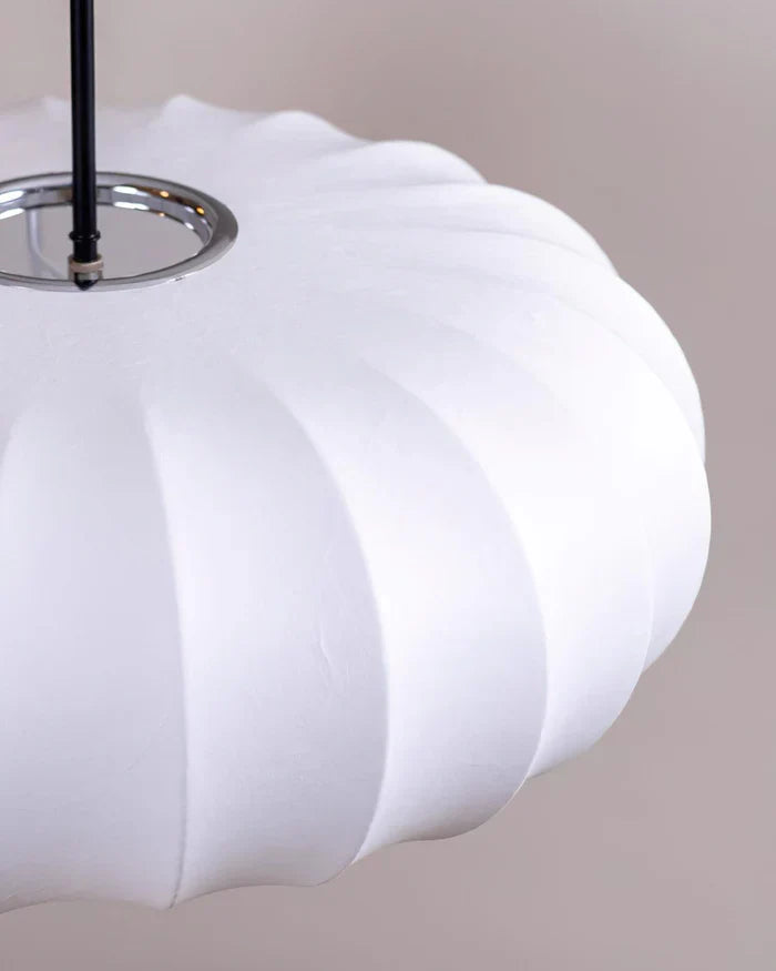 Loftlampe med silkeskærm i japansk wabi-sabi stil – oval skærm med let ribbet overflade